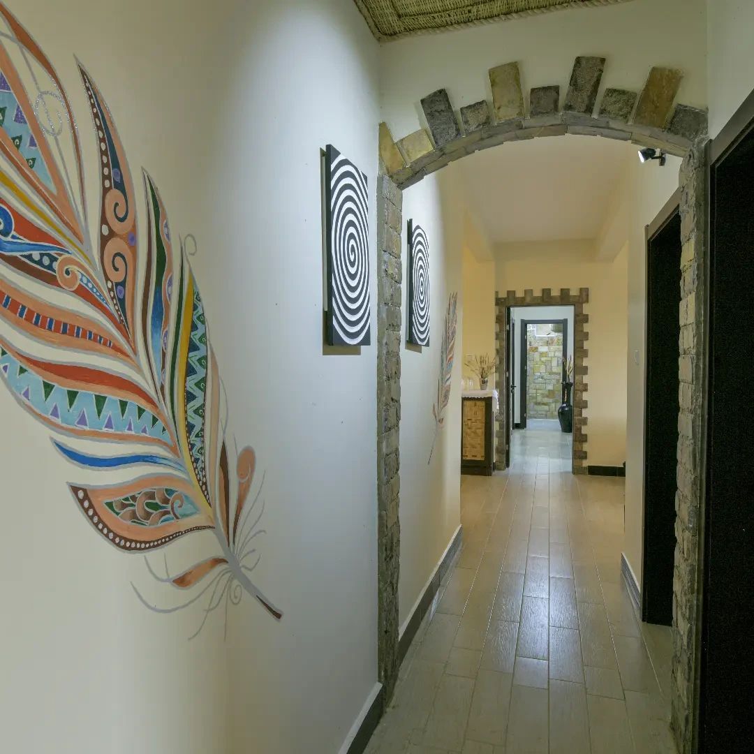 residence256's tweet photo. Indulge in a luxurious stay at Residence 256 Kampala! 🏨 Our contemporary rooms, enriched with natural wood and aboriginal prints, offer a unique experience. Relax at the beautiful lakeside estate of Mirembe Villas https://t.co/CxXxCUZAsq
