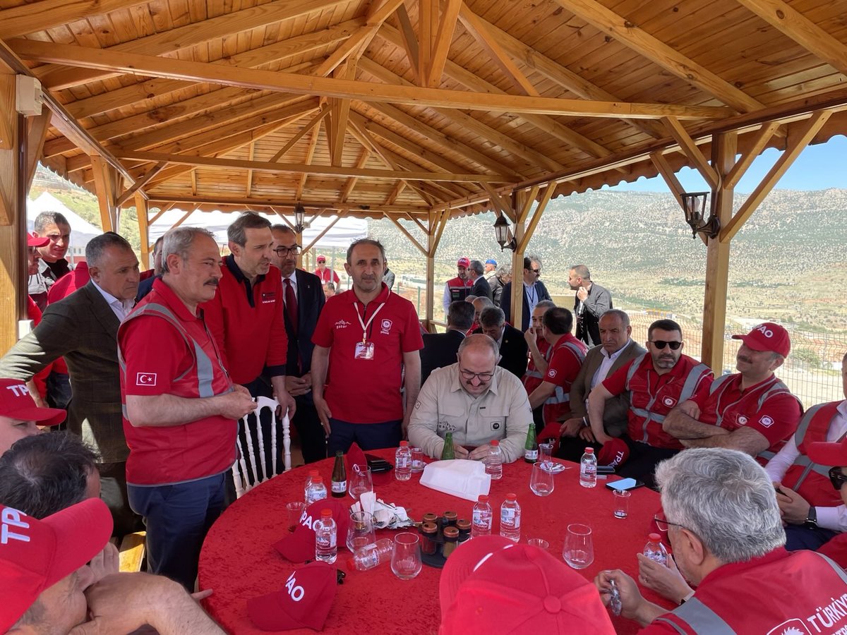 HudaParTBMM's tweet photo. Gaziantep Milletvekilimiz Şahzade Demir, TBMM Başkanı Numan Kurtulmuş ile Enerji ve Tabii Kaynaklar Bakanı Alparslan Bayraktar'ın da bulunduğu bir heyetle Gabar petrol sahasını ziyaret etti. https://t.co/UW1t3oRS3I