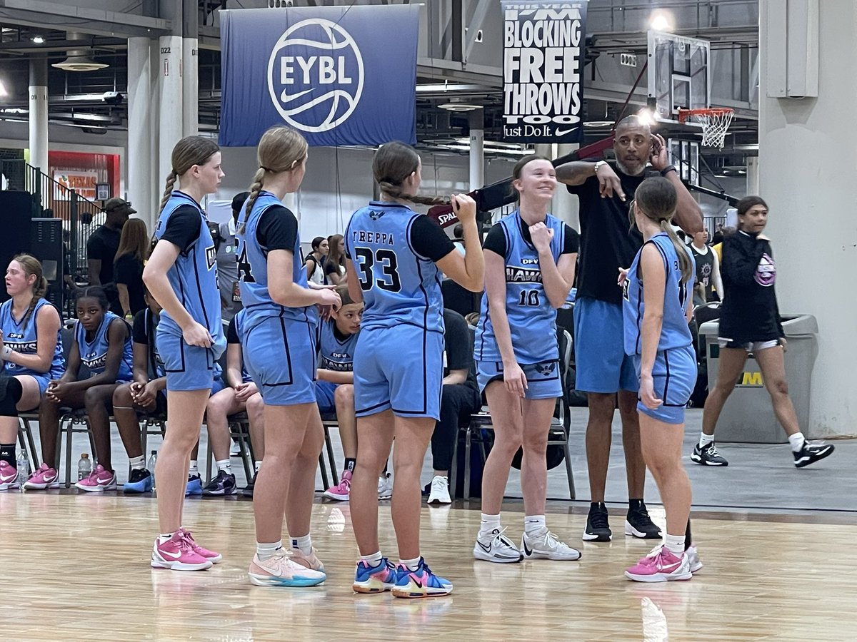 AddisonTreppa33's tweet image. Finished 4-1 at Clash of the Clubs!! So proud of my teammates and coaches!! Back to work, see you in June!!💙🏀
