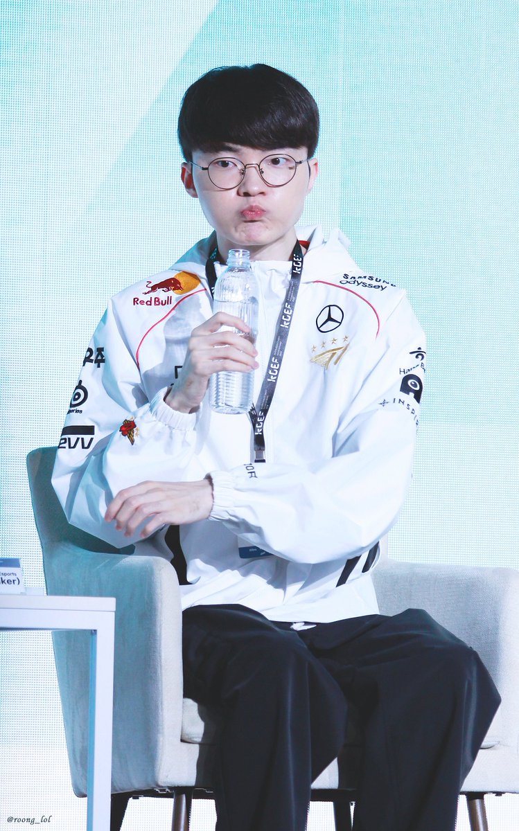 roong__lol's tweet photo. 241115 케스파 이스포츠 포럼 
👍

#페이커 #Faker #T1 https://t.co/r91wQYY1xC