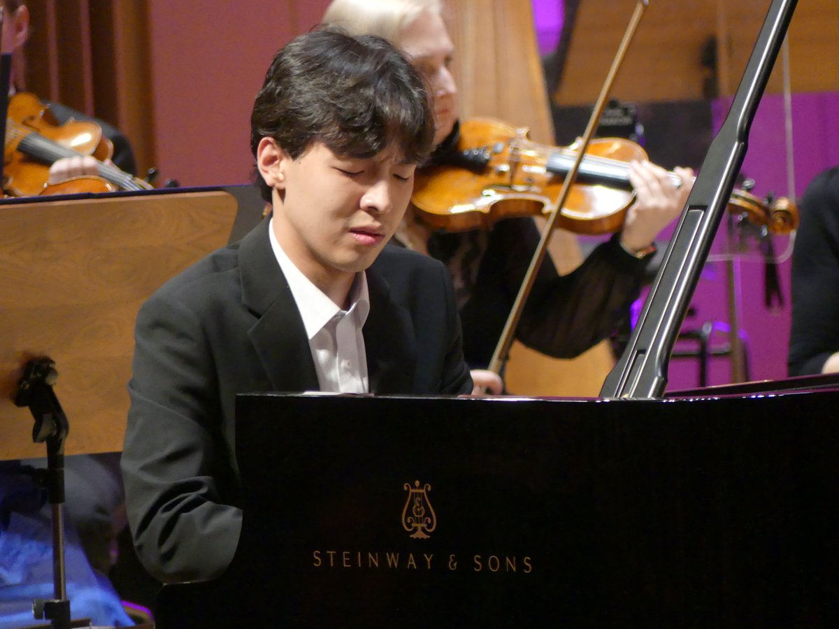 f_swietokrzyska's tweet photo. Koncert inaugurujący XI Międzynarodowy Konkurs Pianistyczny im. M. Moszkowskiego – Per aspera ad astra już za nami. Wystąpili: Hyuk Lee i Paulus Andersson – przy fortepianie oraz Orkiestra FŚ pod batutą Jacka Rogali.  Słowo o muzyce wygłosił Artur Jaroń. https://t.co/lC8NgavdFe