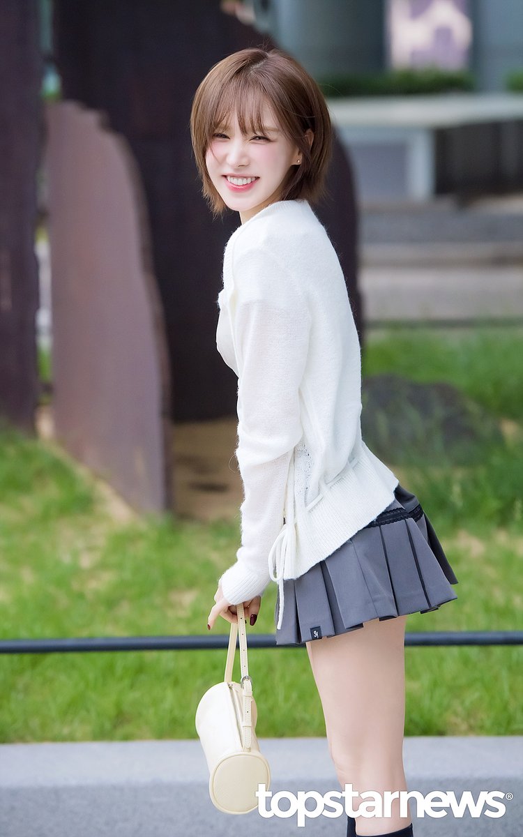 레드벨벳 웬디, ‘러비들 설레게 만드는 앙큼이 포즈’ (웬디의 영스트리트 출근길) [HD포토] #웬디 #WENDY #레드벨벳 #RedVelvet #영스트리트 #출근 #퇴근 #프리뷰 topstarnews.net/news/articleVi… &lt;- Original Photo