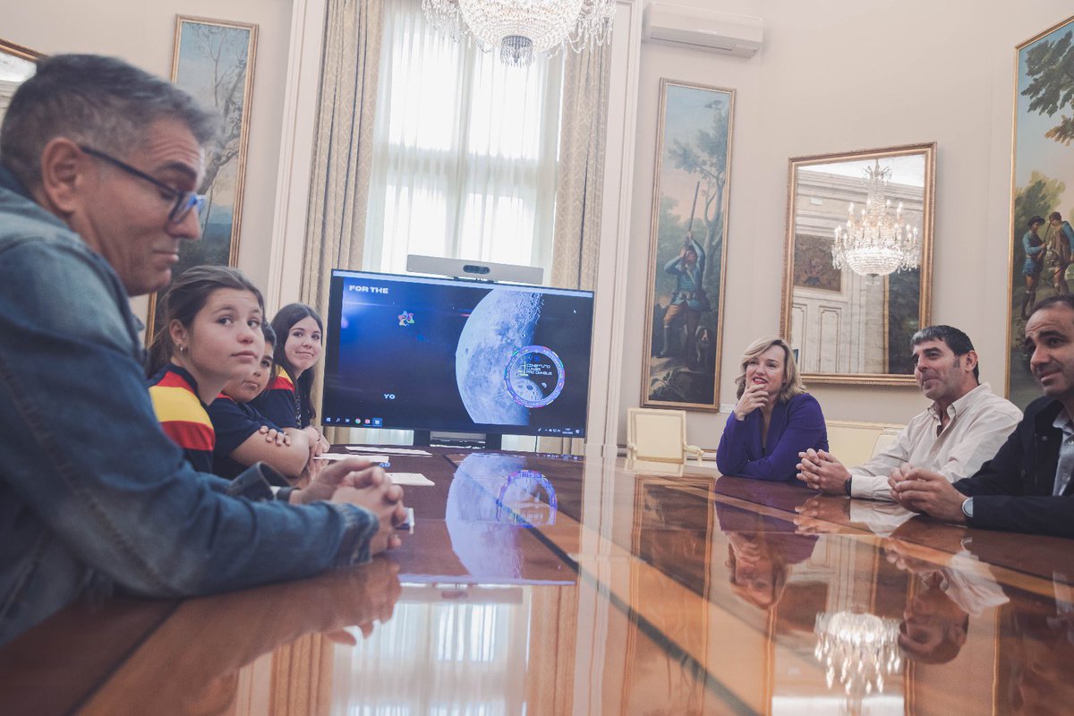 🌙¿Sabes lo que es una Constitución Lunar? 

Carla, Claudia y Álvaro del #CEIPSanIgnaciodelViar han visitado hoy el <a href="/educaciongob/">Ministerio de Educación, FP y Deportes</a> para explicarme este proyecto pionero. Un proyecto que hace unos días presentaron en instalaciones de la Agencia Espacial Europea en Alemania. 🧵⬇️