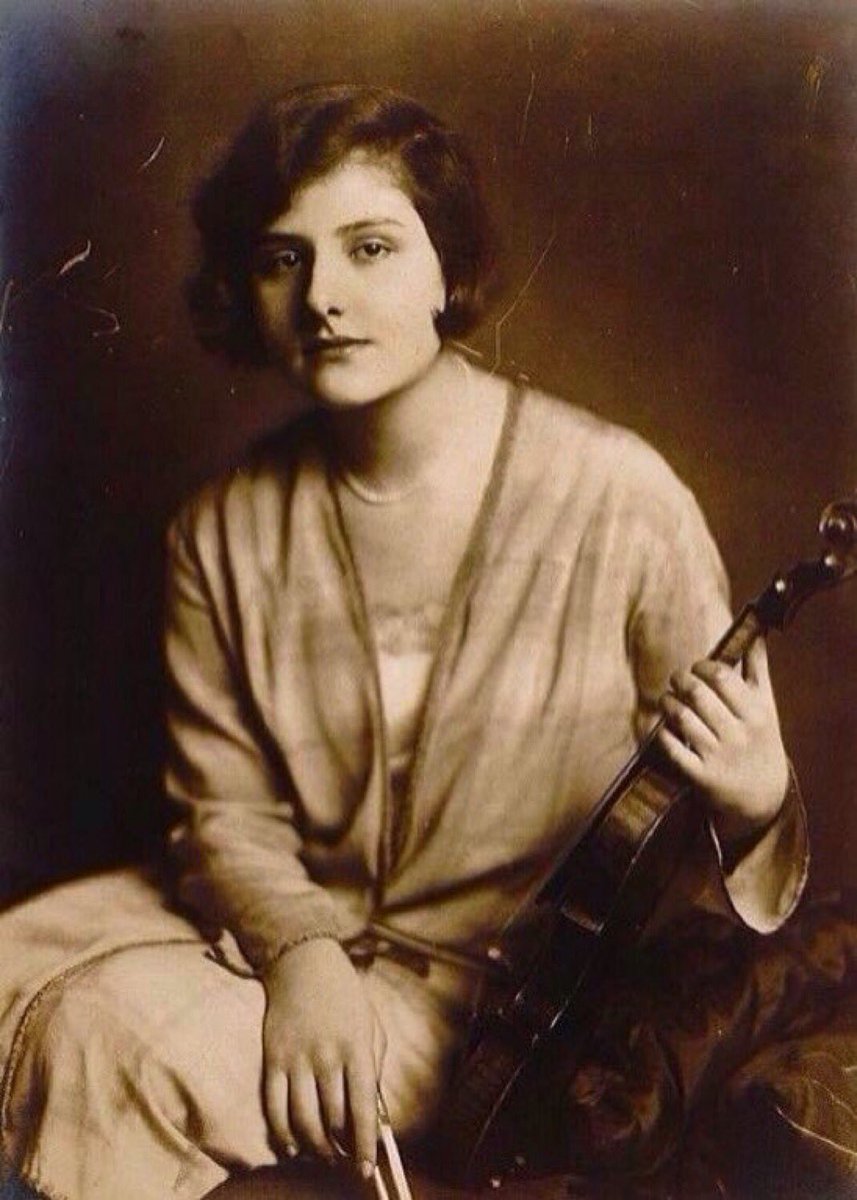 April 2, 1944: ALMA ROSE is invited by the guard of the Auschwitz women's camp, for a private concert. On her return to the operating room, she complains of headaches and dies on April 4.
Thread
🧵 1/n