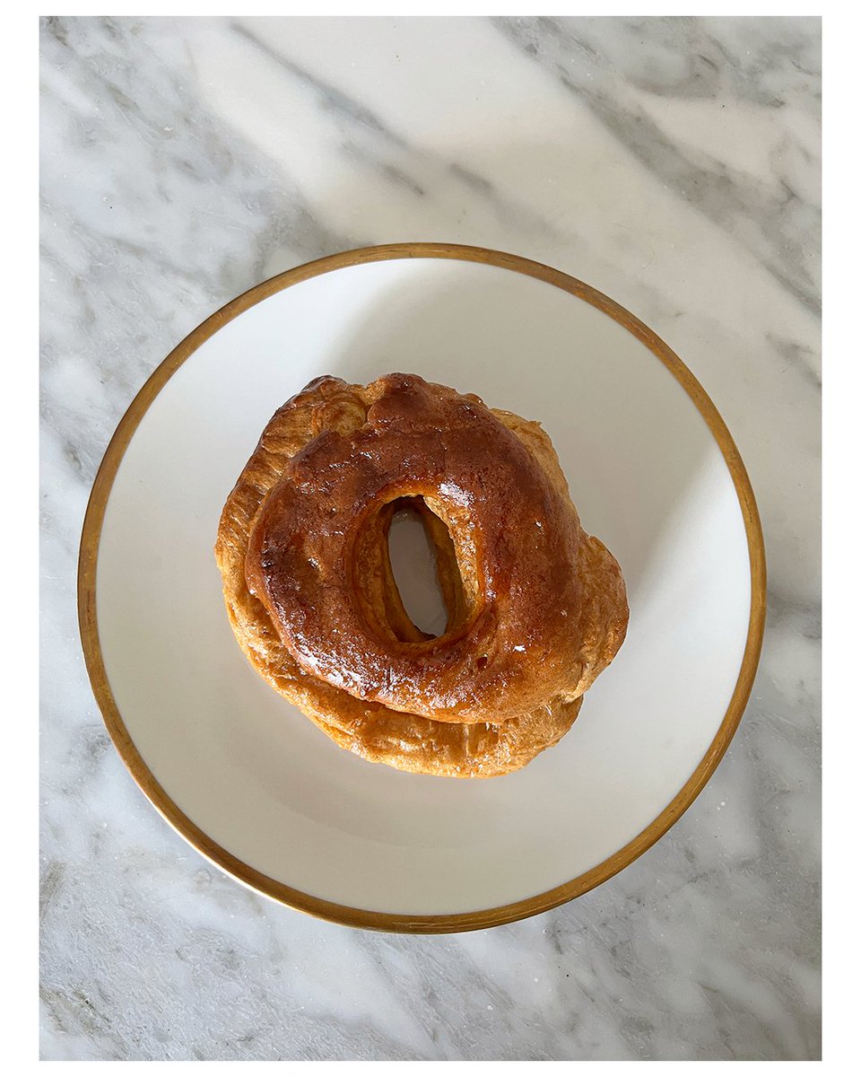 Comienza bien la semana con una almojábana o almojábena 😊
Este dulce típico tan artesanal y de origen árabe se come durante todo el año😋
Una curiosidad: antiguamente era el postre tradicional de las bodas, bautizos, comuniones, cumpleaños y fiestas en la #VegaBajadelSegura.