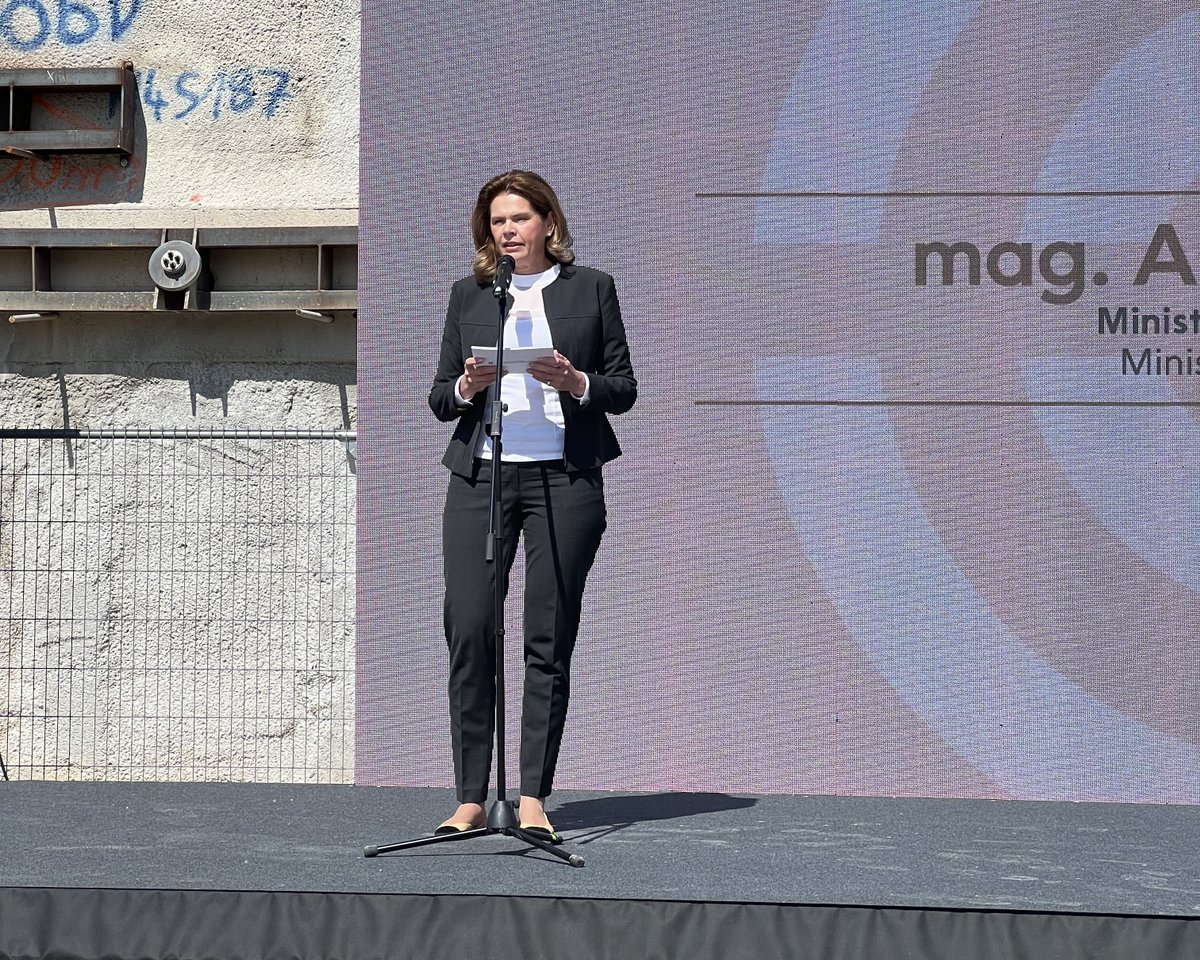 Ministrstvo za infrastrukturo (@mzi_rs) on Twitter photo Ministrica <a href="/ABratusek/">Alenka Bratušek</a> se je danes udeležila slovesnosti ob začetku gradnje kompleksa Emonika. Veseli nas, da bo Ljubljanski potniški center z vsemi svojimi sestavnimi deli, tudi z Emoniko, kmalu zaživel kot novo središče, ki bo povezovalo potnike, prebivalce in prihodnost mesta. Ministrica <a href="/ABratusek/">Alenka Bratušek</a> se je danes udeležila slovesnosti ob začetku gradnje kompleksa Emonika. Veseli nas, da bo Ljubljanski potniški center z vsemi svojimi sestavnimi deli, tudi z Emoniko, kmalu zaživel kot novo središče, ki bo povezovalo potnike, prebivalce in prihodnost mesta.