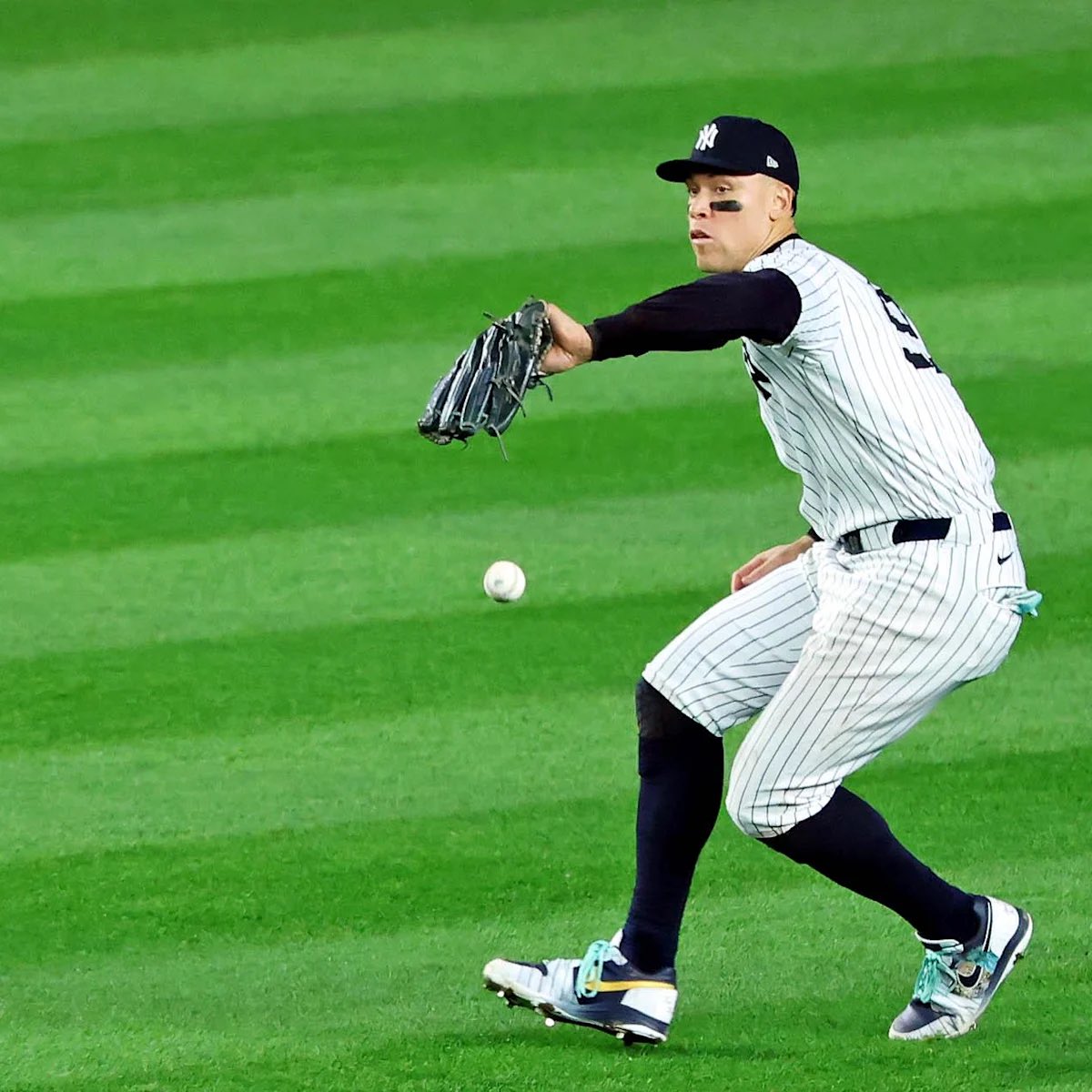 cfcNJA's tweet photo. @Kswing6 @KutterIsKing Does he make this play? https://t.co/c2st5o8wPG