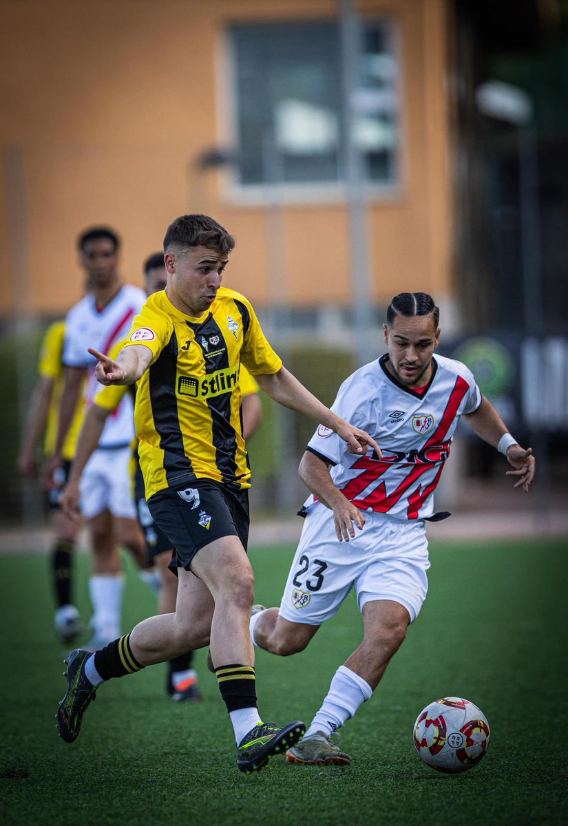 📝 PRIMER EQUIPO | PLAYOFF

Se resistió la victoria en la ida de los playoff frente al Rayo Vallecano B, pese a ponernos por delante con un golazo de Javi Redondo.

#CDG 1️⃣-3️⃣ <a href="/RayoVallecano/">Rayo Vallecano</a> B

⚽️ Javi Redondo

¡SEGUIMOS SOÑANDO!

#ModestaLocura
#UnPuebloDosColoresUnaIlusión💛🖤