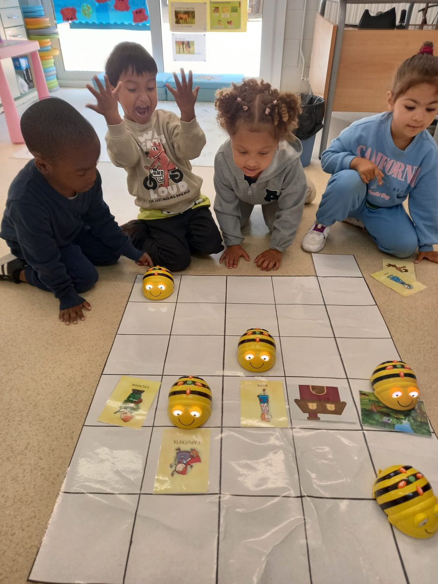 Els infants d’I3 s’inicien en la robòtica i comencen a programar els Beebots per tal d’arribar als diferents personatges de la Caputxeta Vermella que tenen sobre la quadrícula.