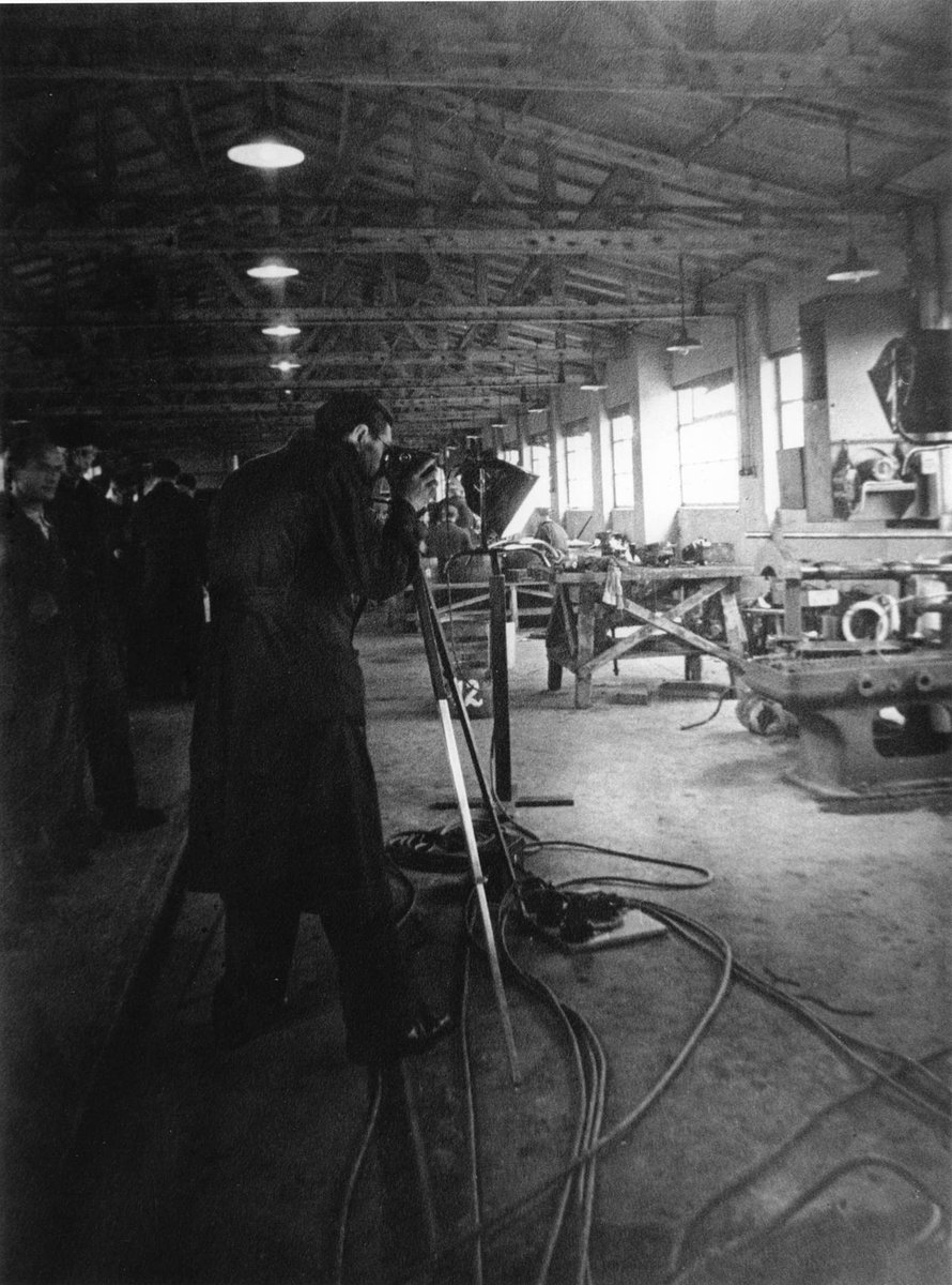 Jan34733995's tweet photo. 19.05.1944 r. - Rudolf Breslauer, niemiecki fotograf żydowski, nakręcił dokument o obozie Westerbork, na zlecenie komendanta obozu Gemmekera.

Pokazuje rzadkie wnętrze w obozie przejściowym.

Dobrze znana kadr z tego filmu to twarz dziewczyny z Sinti, Setelli Steinbach. https://t.co/pHHQCeVZey