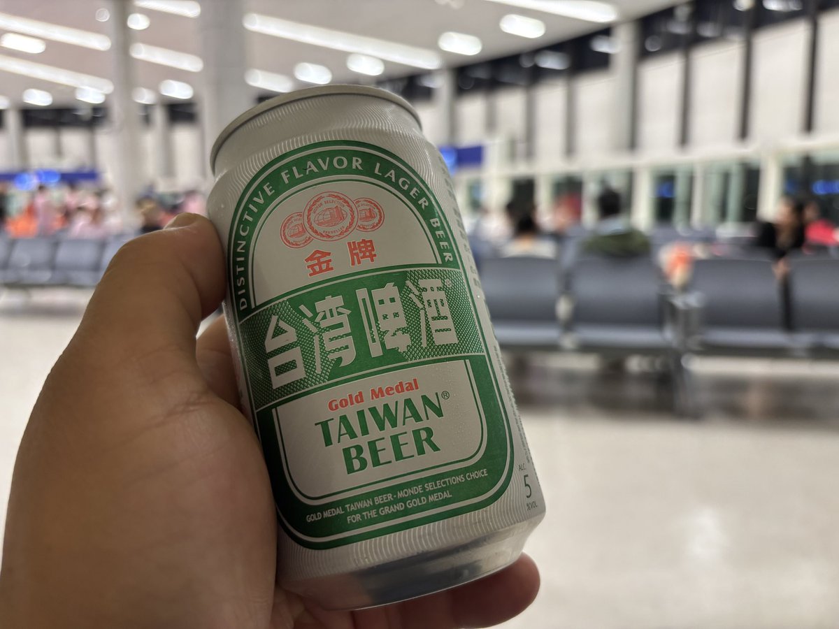 advancezero007's tweet image. 4日間の台湾滞在終了。っていうか台湾桃園空港で出発待ち。深夜着いてカプセルホテルで寝るだけなのね。ビール飲んで機内は寝てオフ。#台湾