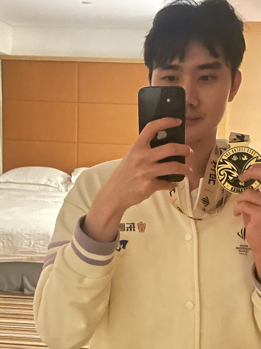 lol_SecretV_V's tweet photo. 近況
お久しぶりにご挨拶申し上げます。
私は軍隊を除隊した後に
韓国で引退した元プロ選手たちと一緒に
レジェンドカップという大会に参加して
LPLの元プロ選手たちと 
中国で優勝カップをめぐって競争し 
優勝してきました！！😃👍 https://t.co/zj2ZwSS46e