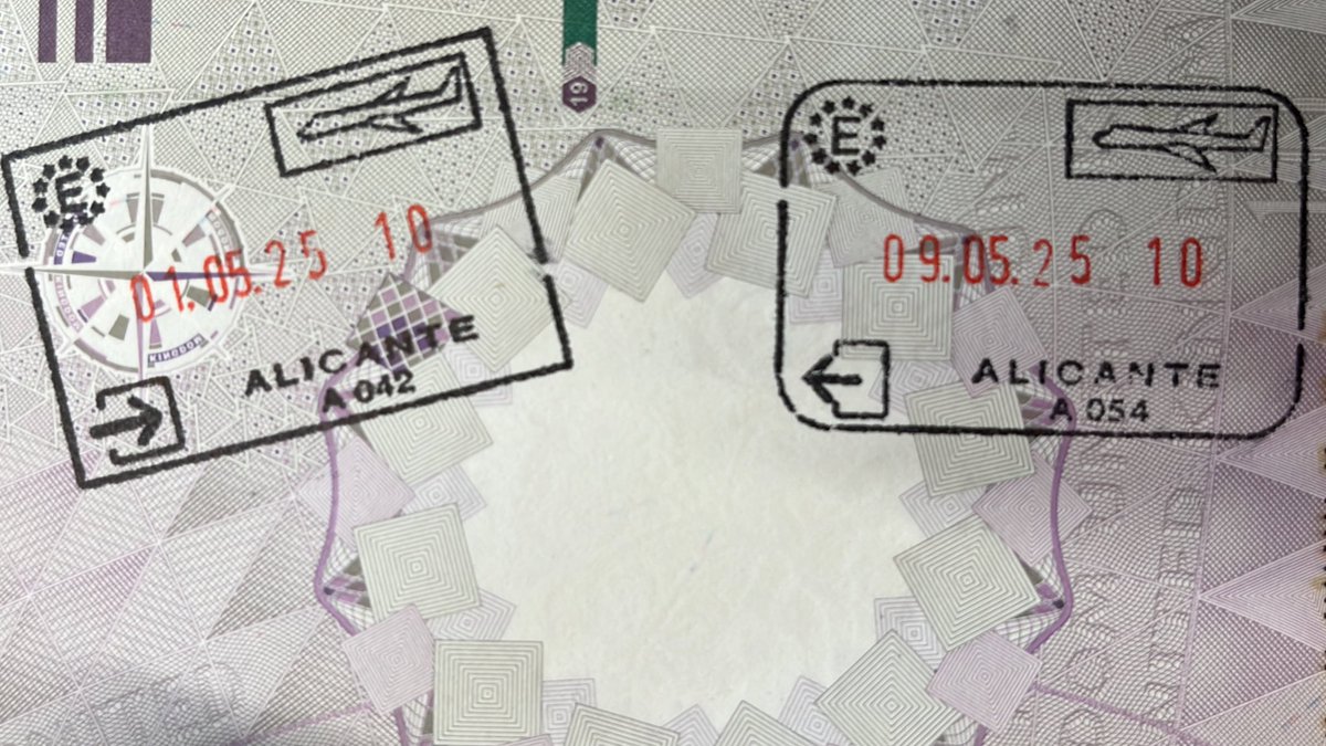 DavidAGraham's tweet photo. The best part of Brexit has been getting stamps in your passport again. No to eGates 😡 https://t.co/SzfspUBlc1