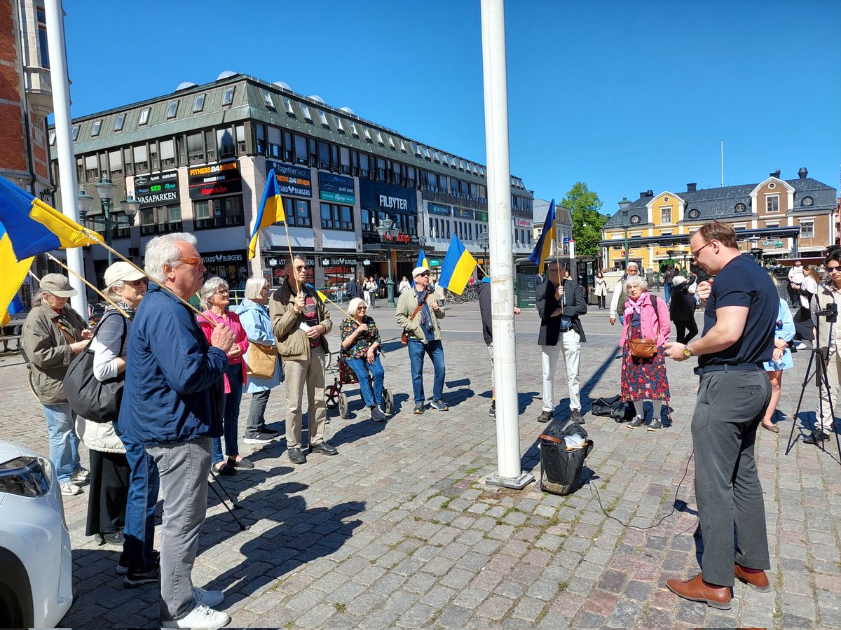 Tack alla som kom till dagens manifestation för #Ukraina på Stora torget i #Linköping! Vi fick höra ett tal av Olle Connman, distriktsordförande för Moderata ungdomsförbundet MUF i Östergötland, även ledamot av kommunfullmäktige i Norrköping.
#Måndagsrörelsen