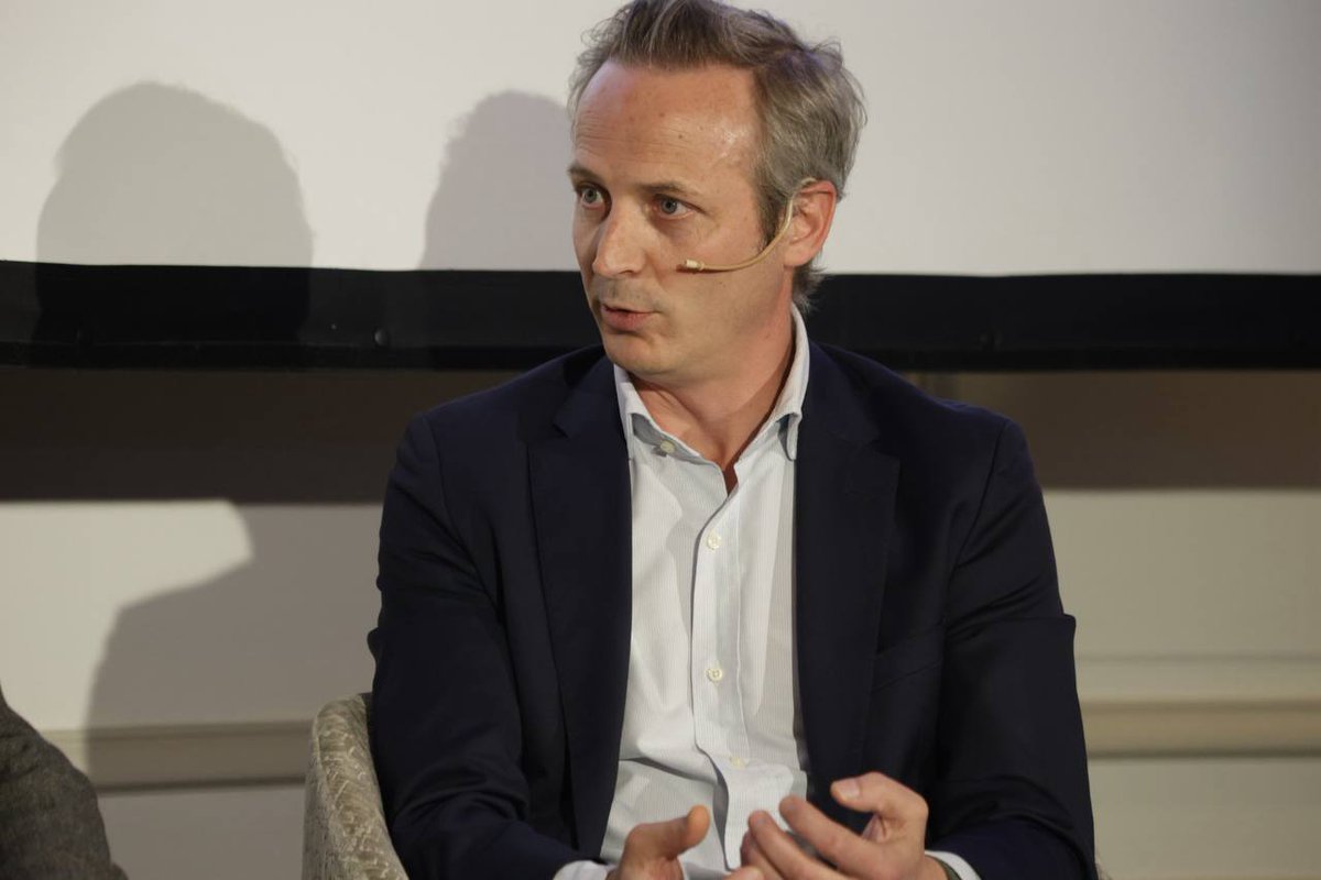 Madridiario's tweet photo. #InteligenciaArtificial  Álvaro Uriarte de Villalonga, vicepresidente y director de Electrónica de Consumo en Samsung Electronics Iberia (@SamsungEspana): "Es fundamental que haya una formación continua. Estamos todos inmersos en un sistema de aprendizaje"

➡️ Sigue la jornada en: https://t.co/eBsDFPQweB