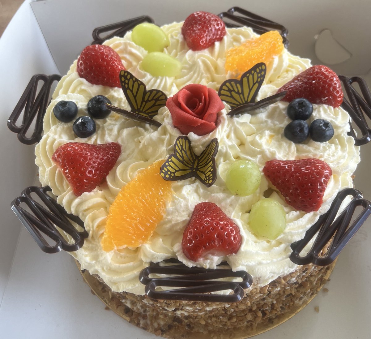 kleinkraakie's tweet photo. Afgelopen weekend deze lekkere ambachtelijke taarten mogen maken op bestelling, een slagroomtaart, Mokkataart met mokka-botercrème en een cijfer 2 met witte chocolade botercrème.
#homemade #taarten https://t.co/zjyv9kUF4F