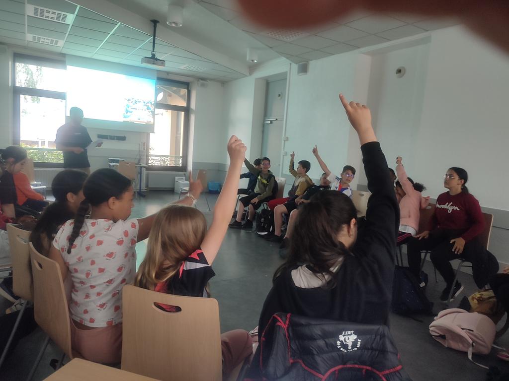 Dans le cadre du dispositif départemental "Toi, les jeux et Paris 2024" les élèves de 6emeC du collège Paul Valéry ont participé au module "Héritage Paris 2024". Un moment de sensibilisation aux valeurs olympiques, d'histoire, et de réflexion sur l'héritage de ces jeux.