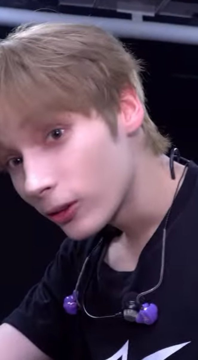 I wanna bite him 😞