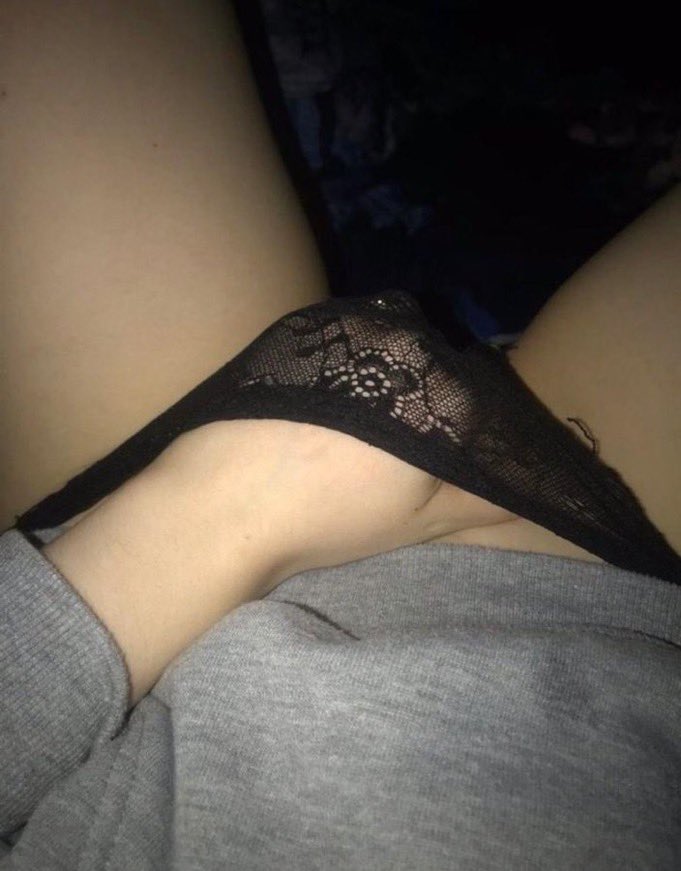 ابي احد يفرك كسي 😞