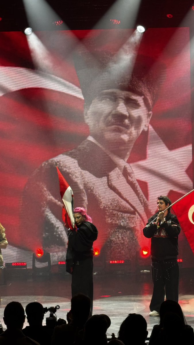 Kudurtmaya Devam 💪
Gururumuzsun Hande Yener 🫶❤️