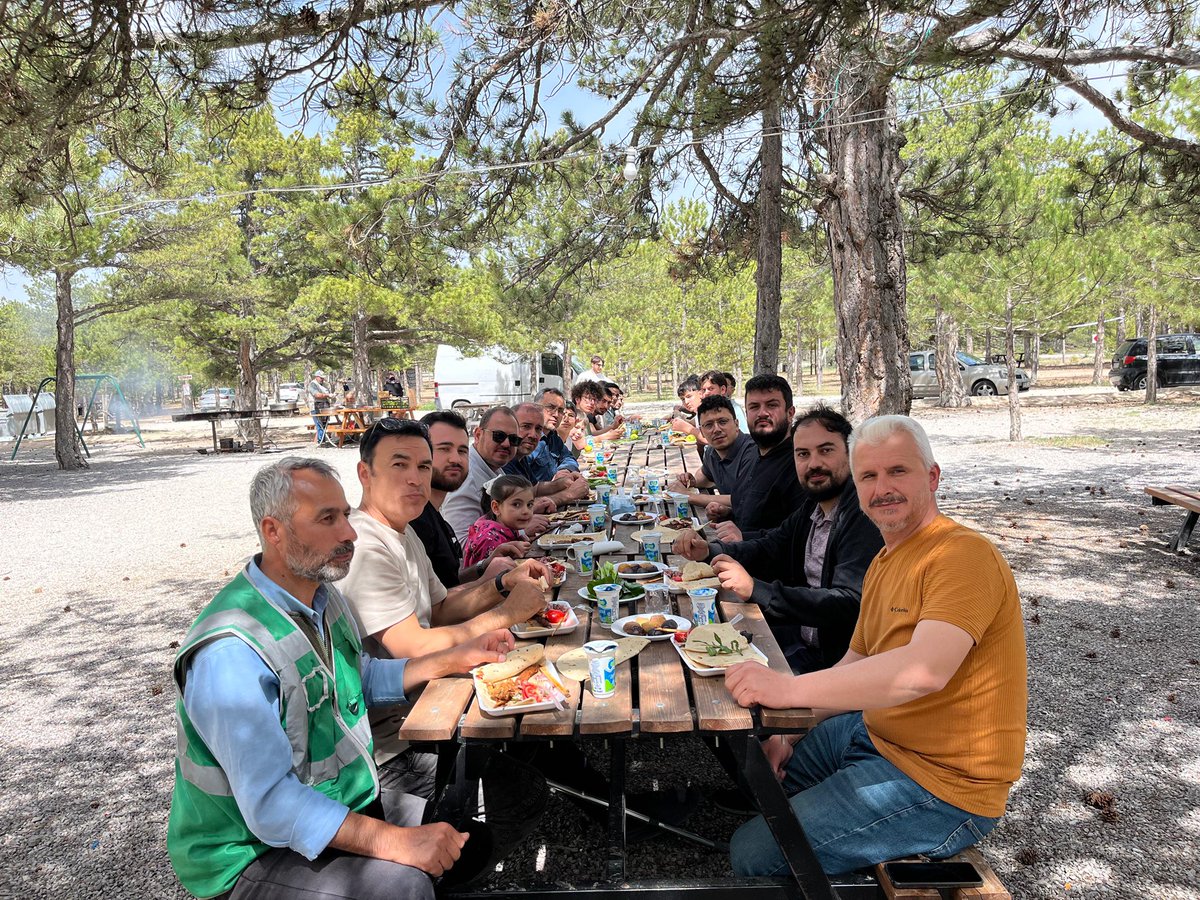 iyckaraman's tweet photo. Dönem sonu Sınav öncesi moral motivasyon pikniğimizi öğrencilerimiz ve yönetim kurulumuzun katılımlarıyla Çamlık Mesire alanında gerçekleştirdik. Öğle yemeği ile başlayan programımız Çeşitli ikramlar ve öğrencilerimizin köz çayı muhabbeti ile devam etti. https://t.co/9cjc0rogB4