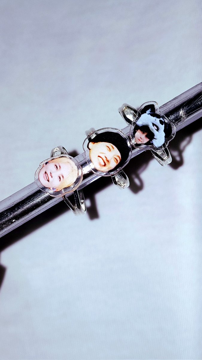 jshuixu_8's tweet image. Hiii! here are the freebies for #Fallinto_SVT 
- a ring 
- 2 self printed photocard
- 1 sticker
- an acrylic sheets

feel free to exchange with me! I gonna bring the flag in p2