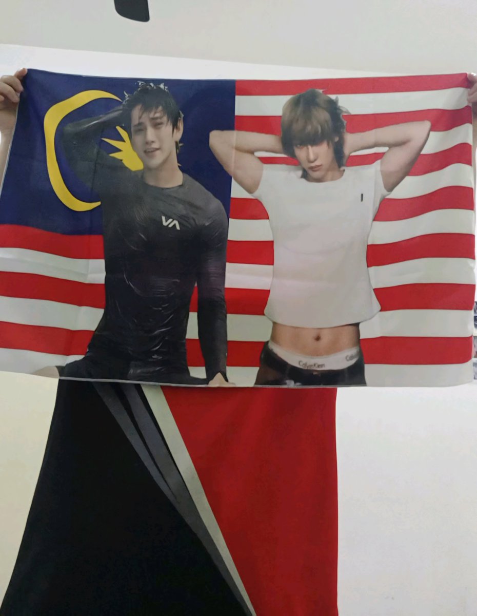 jshuixu_8's tweet image. Hiii! here are the freebies for #Fallinto_SVT 
- a ring 
- 2 self printed photocard
- 1 sticker
- an acrylic sheets

feel free to exchange with me! I gonna bring the flag in p2