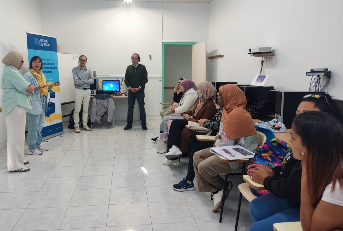 AiguadeRigat_'s tweet photo. 💧 Conjuntament amb l'OMIC de l'@ajigualada hem participat en el curs d’atenció sociosanitària organitzat per @AnoiaCaritas, on hem fet una sessió formativa sobre la factura de l’aigua i hem compartit consells pràctics per estalviar aigua a casa. https://t.co/hL2K9n9j3u