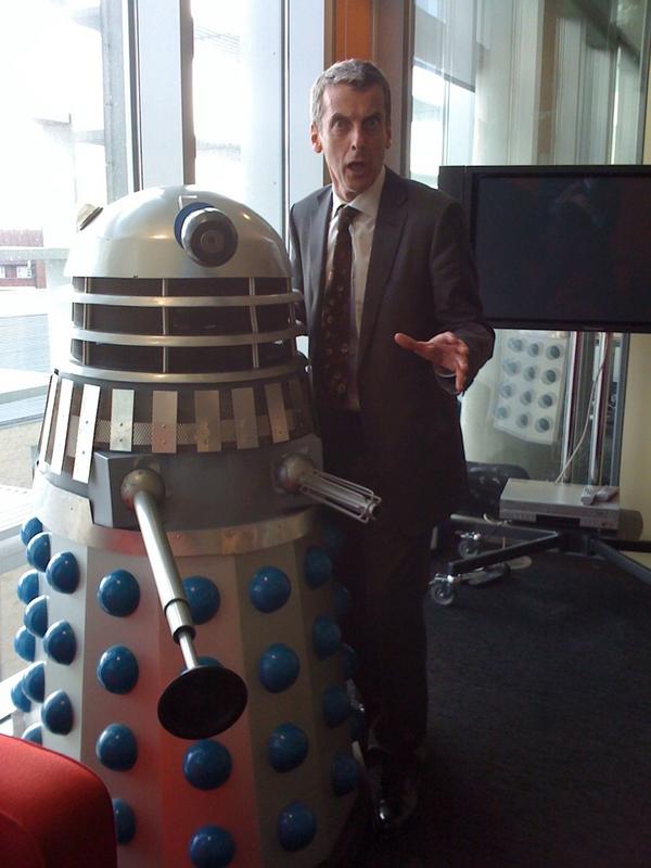 brinatello's tweet photo. Look! #OllieReeder (@mrchrisaddison) predicted the future and saw Malcolm became a #TimeLord! 😆 #TTOI #TheThickOfIt #MalcolmTucker 🗣️ 🫵 @Aiannucci #TwelfthDoctor 😎🎸 #PeterCapaldi @SWmoff @DWMtweets #DoctorWhoMagazine500 #TheThickOfItAt20 #DoctorWhoAt20 https://t.co/T1fZlbOQ4x https://t.co/UAZVvSq2M3