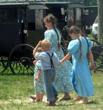 WimdenOudsten's tweet photo. Uitgebreide studie: GEEN enkel Amish-kind heeft kanker, diabetes of autisme. WAAROM?
SD Wells, 7-7-2023
“Het aantal Amish in Amerika nadert momenteel snel de 400.000, met de grootste concentraties in Pennsylvania (90.000 mensen) en Ohio (82.000). De Amish zijn al gevestigd in 32 Amerikaanse staten en hebben gemiddeld 7 kinderen per gezin, waardoor hun bevolking snel groeit. In een gloednieuwe, uitgebreide studie (per juni 2023), die Steve Kirsch aan de senaat van de staat Pennsylvania presenteerde, werd vastgesteld dat typische chronische ziekten vrijwel niet voorkomen bij Amish-kinderen die strikt 100% niet-gevaccineerd zijn.
Deze chronische aandoeningen, ook wel vermijdbare ziekten en stoornissen genoemd, treffen bijna alle gevaccineerde kinderen in de VS en omvatten auto-immuunziekten, hartaandoeningen, diabetes, astma, ADHD, artritis, kanker en uiteraard autisme (ASS en het syndroom van Asperger).
Deskundigen die aan het onderzoek deelnamen, getuigden hoe gezond Amish-kinderen zijn in vergelijking met gevaccineerde Amerikaanse kinderen.
Misschien is het dus wel verstandig om vaccinatie te vermijden – ondanks al die fanatieke voorstanders van vaccinatie, die iedereen die pleit voor natuurlijke gezondheid als een ‘complotdenker’ beschouwen, zodra het gaat over vervuilde vaccins, vaccinatieschade en vaccinatiesterfgevallen.
In hun getuigenissen legden gezondheidsactivisten uit waarom er nooit rapporten zijn gepubliceerd over de gezondheid van Amish-kinderen in het algemeen:
‘Na decennialang onderzoek naar de Amish bestaat er geen officieel verslag, omdat de publicatie ervan rampzalig zou zijn. Het zou aantonen dat de CDC (Centers for Disease Control and Prevention) het publiek al tientallen jaren schaadt door te zwijgen en alle gegevens geheim te houden.’
Dr. Peter McCullough, een vooraanstaand Amerikaans cardioloog met een enorm aantal peer-reviewed publicaties, heeft in de Amerikaanse senaat en in parlementen door het hele land getuigd over de gevaren van vaccins, waaronder het vaccin tegen de COVID-19-genmutatie. Over pandemieën gesproken: De Amish hebben zich NIET geïsoleerd, GEEN MONDKAPJES gedragen, en hebben zich absoluut NIET laten ‘vaccineren’ tegen de griep uit het Wuhan-laboratorium. Ze negeerden elke maatregel, inclusief de dodelijke bloedverdunnende injecties.
En raad eens wat er gebeurde? De Amish hadden een 90 keer hogere overlevingskans bij COVID-19 dan de rest van Amerika. Behalve voorstanders van natuurgeneeskunde wil niemand hierover praten.
(Als je erover post op sociale media, word je meteen geblokkeerd en wordt het als ‘desinformatie’ bestempeld.)
Waarom is het zo belangrijk om vaccinaties te vermijden alsof het de pest is?
Kijk simpelweg naar de ingrediënten die erin zitten: conserveermiddelen, emulgatoren, adjuvantia, genetisch gemodificeerde bacteriën, gemuteerde virussen en sterilisatiechemicaliën. Dit alles is openbaar bekend. Niemand zou dit ooit in zijn bloedbaan of spierweefsel moeten laten injecteren, omdat hiermee de normale verdedigingsbarrières van het lichaam – zoals huid, longen en spijsverteringskanaal – worden omzeild.
Tot deze giftige en soms dodelijke bestanddelen behoren:
- Kwik (in hoge doseringen in het griepvaccin!)
- Menselijk bloed (albumine uit abortussen)
- Dodelijke varkensvirussen genaamd circovirus (in Rotateq-rotavirusvaccins)
- Adelaarsbloed
- Hondenbloed
- Geïnfecteerde niercellen van groene meerkatten
- Sucralose
- Mononatriumglutamaat (MSG)
- Koe- en kippenbloed
- Eieren
- Zuivel
- Antibiotica
- Pindaolie (vandaar de dodelijke pinda-allergieën)
- Latex (van de dopjes van de naalden en de flacons die worden doorboord)
- Aluminium
en nog veel meer.”
Bron:
https://t.co/alsy28ImRU
Disclaimer:
Deze informatie is alleen voor bewustwording en claimt geen medisch advies te zijn. Als u twijfelt aan de inhoud van bovenstaande wendt u zich tot een arts zodat u dit met hem of haar kunt bespreken.
Leonardo Liberté