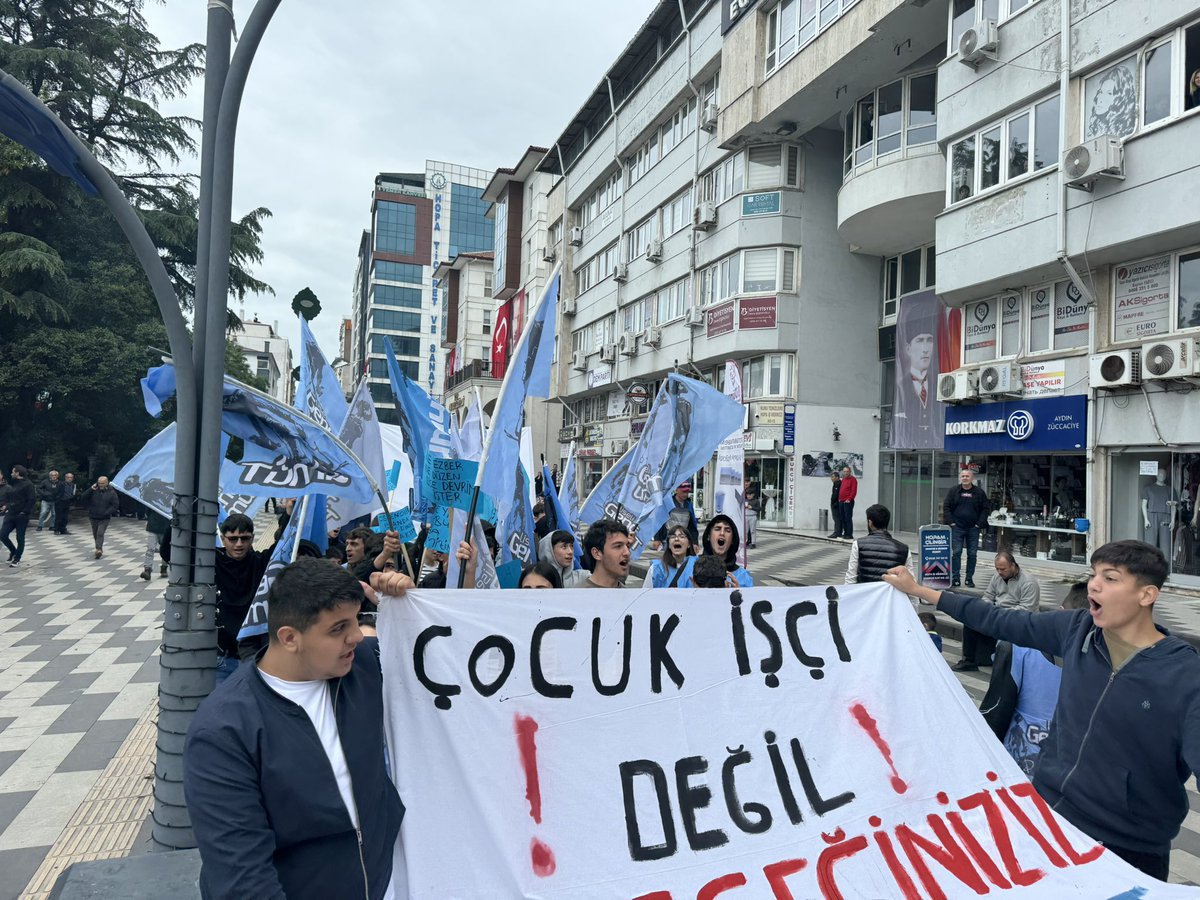hopagencumut's tweet photo. Liseler bizimdir, bizimle özgürleşecek!

Bugün Hopa sokaklarında okullarımızdaki gerici müfredata karşı, tacize karşı, uyuşturucuya karşı ve geleceğimiz olan üniversiteli tutuklu arkadaşlarımız için sesimizi yükselttik.

Yaşasın laik bilimsel ve demokratik lise mücadelemiz! https://t.co/ODl1mQni4h