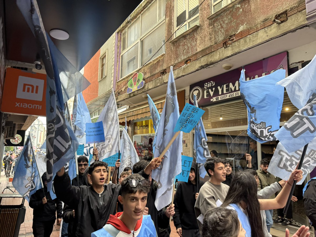hopagencumut's tweet photo. Liseler bizimdir, bizimle özgürleşecek!

Bugün Hopa sokaklarında okullarımızdaki gerici müfredata karşı, tacize karşı, uyuşturucuya karşı ve geleceğimiz olan üniversiteli tutuklu arkadaşlarımız için sesimizi yükselttik.

Yaşasın laik bilimsel ve demokratik lise mücadelemiz! https://t.co/ODl1mQni4h