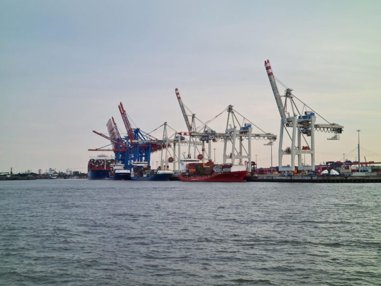 OE_greenmarine's tweet photo. ECSA: EU maritime strategy must bridge innovation gap, not build barriers
https://t.co/F3X7sgcgbZ
#maritime #shipping #europeanshipping #decarbonization #competitiveness https://t.co/5TTjR21hNn