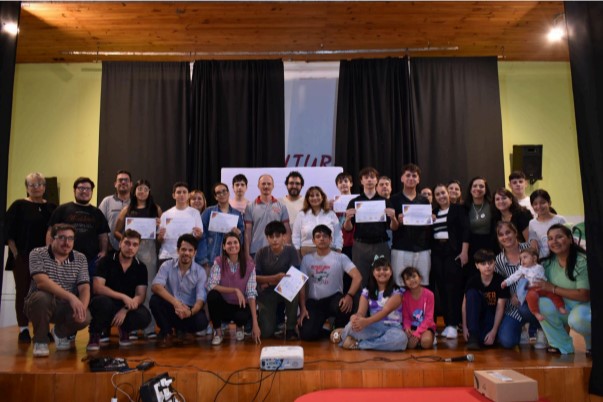 "Entre Pares": estudiantes de la Escuela de Robótica compartieron sus experiencias en un encuentro "emotivo y motivador"

Con gran emoción y participación, se realizó el pasado viernes en el Salón Cultural Andrés Ciemnolonski, de Wanda, el evento "Entre Pares: más allá del