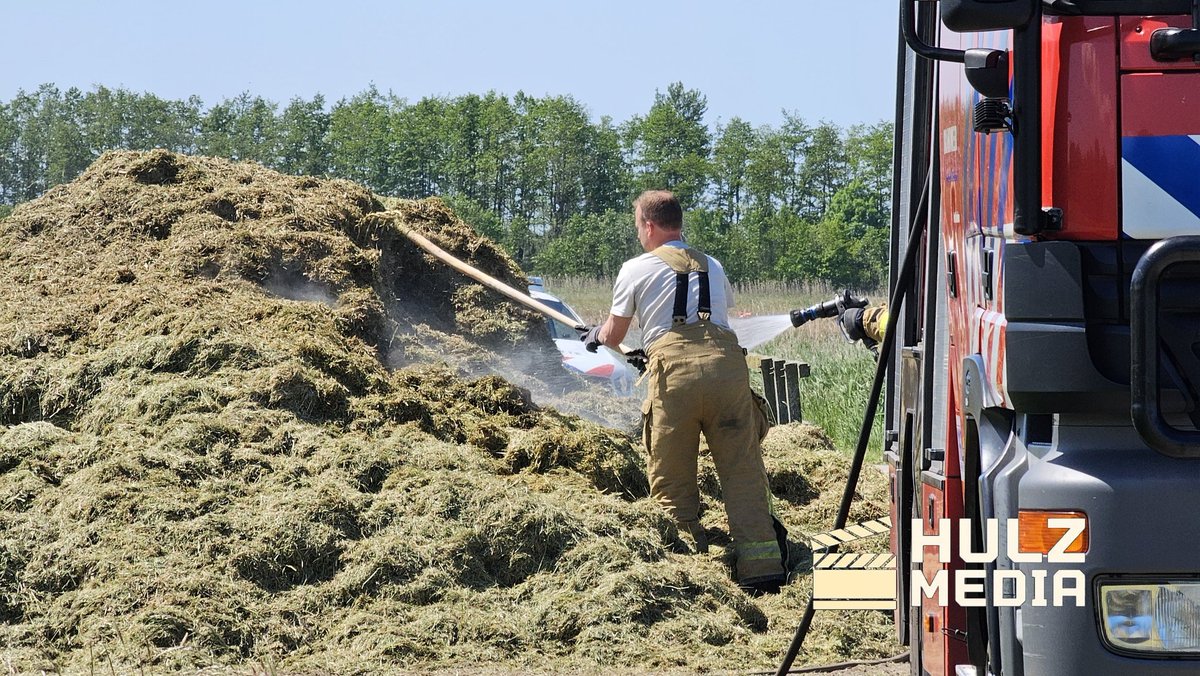 Brandweer blust hooiberg in Hulshorst