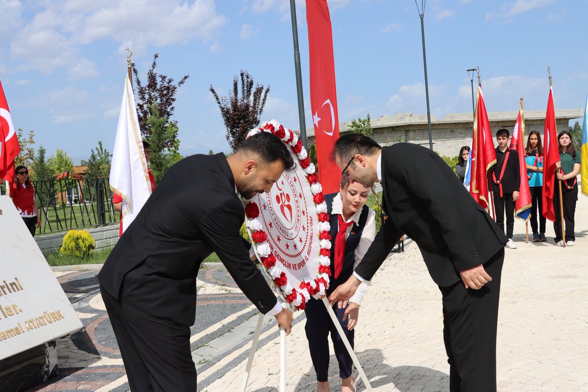 GSB_Igdir's tweet photo. 19 Mayıs Atatürk'ü Anma, Gençlik ve Spor Bayramı çelenk sunma töreni gerçekleştirildi. 🇹🇷

#TürkiyeninGücüGençliği

@OA_BAK @gencliksporbak https://t.co/X45GDkJfHh
