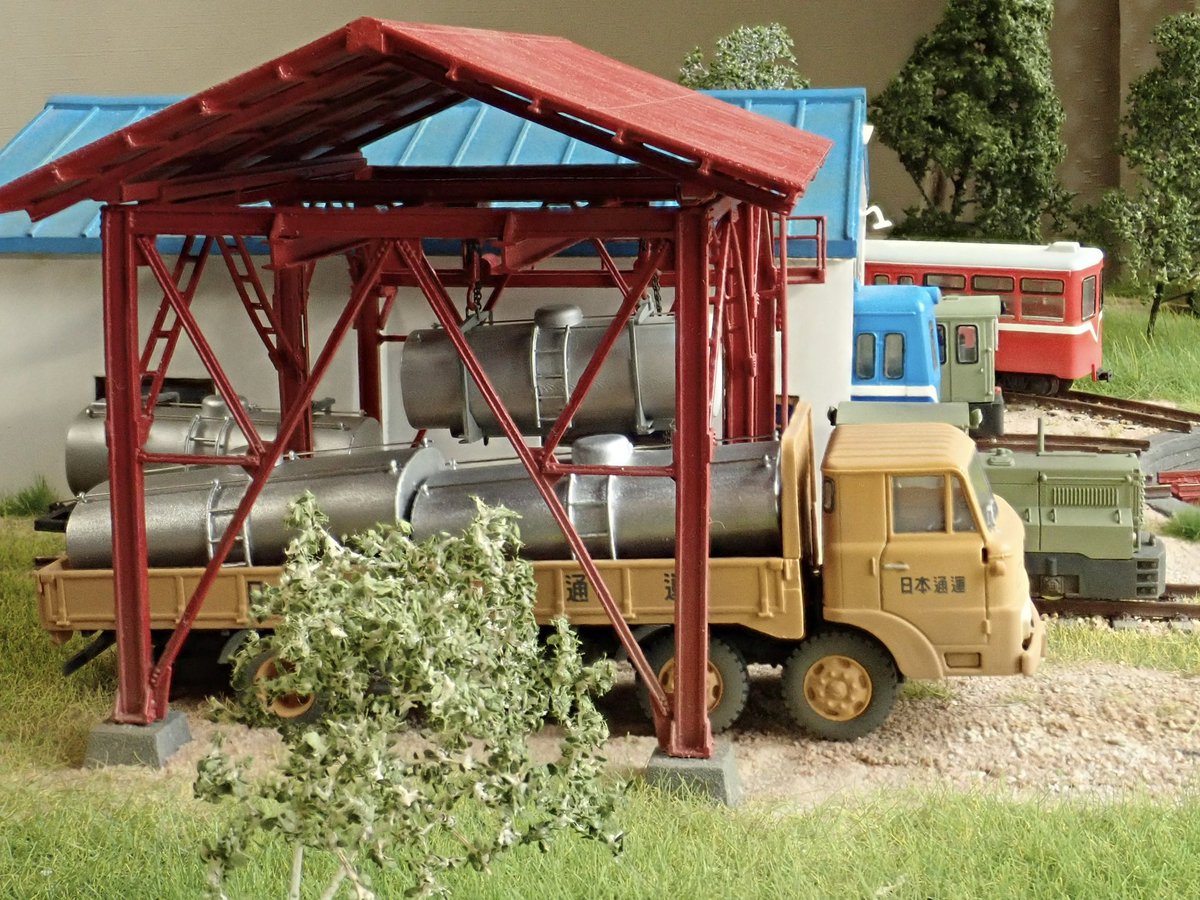 生乳は簡易軌道のタンク車からトラックへと積み替えられ、製乳工場に向けて運ばれます