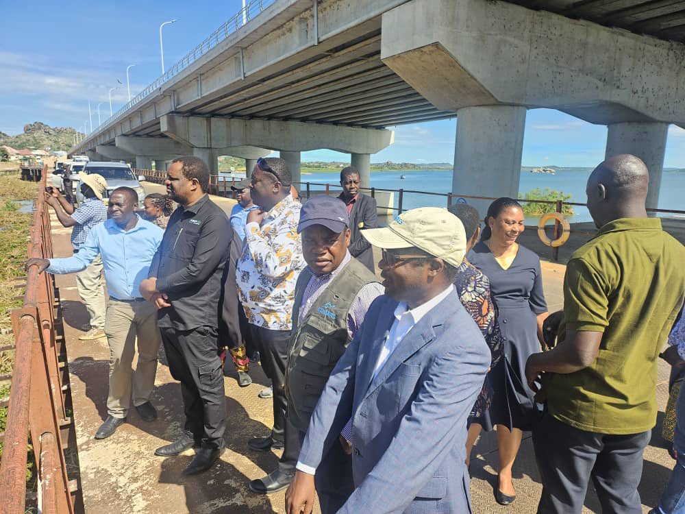 Naibu Waziri wa Mifugo na Uvuvi, Mhe. Alexander Mnyeti (wa pili kushoto), akiwa na timu ya Wataalamu kutoka Wizarani, kukagua zoezi la usafishaji wa Magugu Maji kwenye daraja la Kigongo Busisi lililopo Ziwa Victoria, Mei 19, 2025 Mwanza, wa pilia kulia ni Naibu Katibu Mkuu Wizara