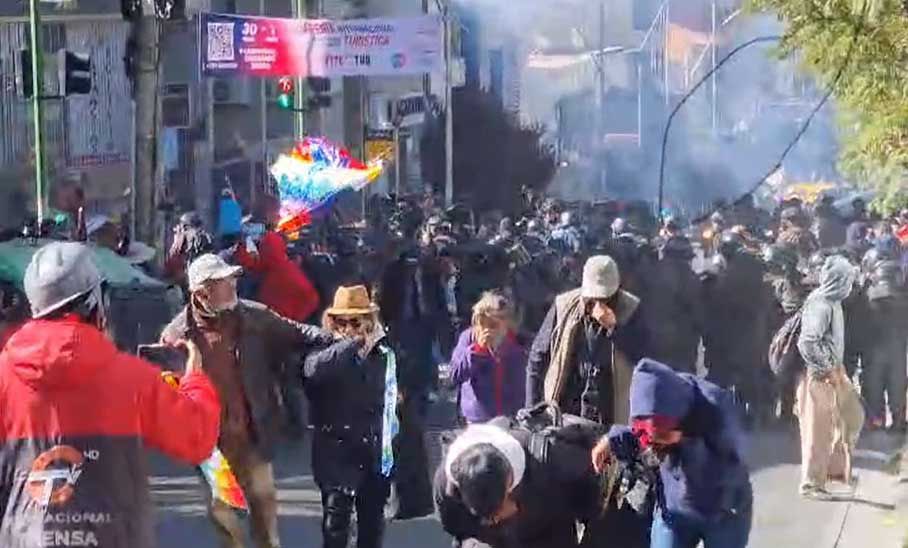 ¡Ya basta!

Bolivia lleva más de dos décadas atrapada en un ciclo de inestabilidad política, crisis económica y descomposición institucional. Nuestras leyes se han convertido en instrumentos de persecución, no de justicia. El sistema judicial ha sido manipulado para castigar