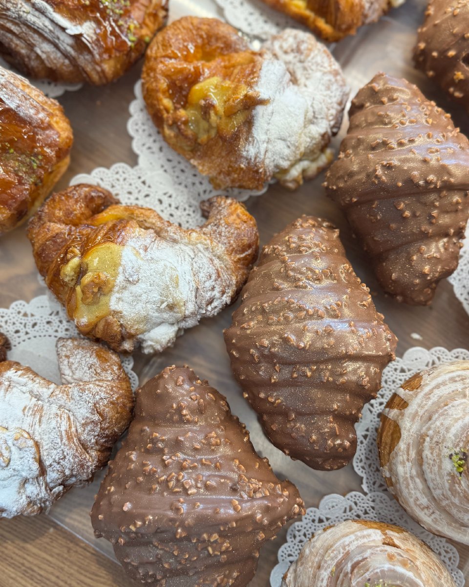 Manu Jara (@manujara_) on Twitter photo Se hace muy complicado llegar a nuestras dulcerías, mirar a través de las vitrinas, ver esto y tener que elegir. 😛 Se hace muy complicado llegar a nuestras dulcerías, mirar a través de las vitrinas, ver esto y tener que elegir. 😛