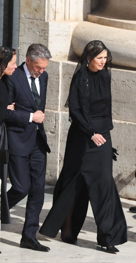 Maxima moslima in gezellig broekpak op weg om man met jurk de hand te schudden samen met de ongekozen minister president van de deep state!

in propaganda taal heet dat; 
Een feest voor de ´democratie´

Corrupte systemen zijn er nooit  vies van om elkaar in stand te houden!