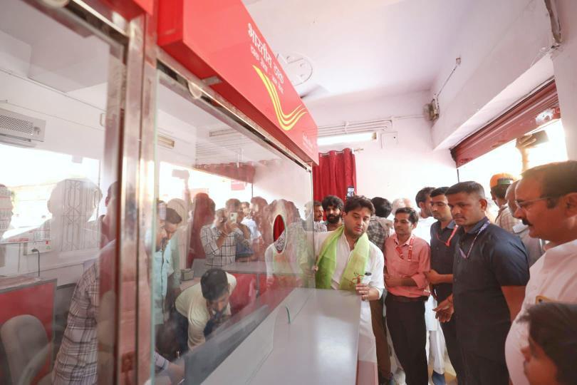 डाक सेवा, जन सेवा 
धरती सेवा, प्रभो सेवा।।

आज, अशोकनगर के ईसागढ़ स्थित पोस्ट ऑफिस के निरीक्षण के दौरान परिसर की स्थिति अस्वच्छ पाई। मैंने स्वयं पहल करते हुए एक भाग की सफाई की और मेज़ व सामग्री को व्यवस्थित किया। 

सफाई के दौरान वहाँ मौजूद कर्मचारियों को यह संदेश भी दिया कि