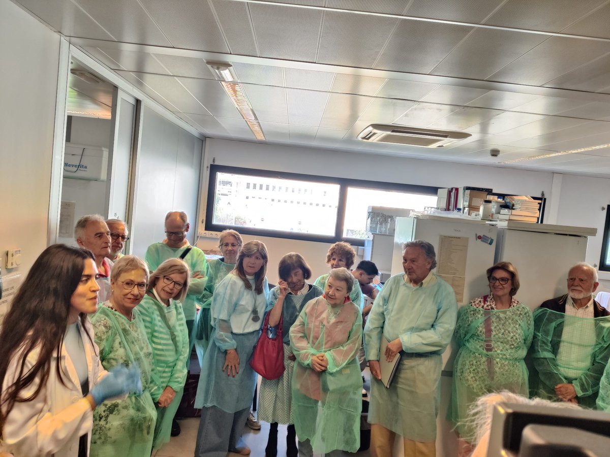 <a href="/cat_inter/">Centro Intergeneracional</a> Hoy segunda visita al <a href="/IMIBIC/">IMIBIC</a>. Hemos contado con la gran ayuda de los doctorando <a href="/silviaddue/">Silvia Daza</a> y <a href="/torresmiguel77/">Miguel Torres</a>. Hoy había un par de madres muy orgullosas. Disfrutando mucho.