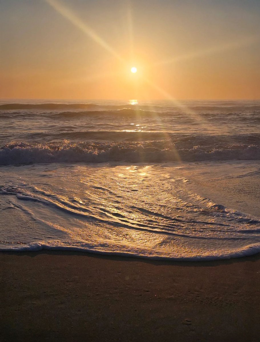 outerbanks's tweet image. Coffee. Sunrise. Peace and quiet. 🌅
Tiffanie M. captured this stunning view during her recent stay at KH004 – Sunny Outlook in Kitty Hawk, OBX 💙 Want to book KH004-Sunny Outlook? 🔗 bit.ly/40ISU9f
#obx #outerbanks #obxvacation