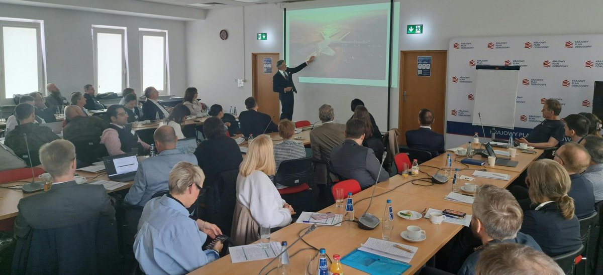 PortPolska_info's tweet photo. ✈️🚄 Spotkanie inicjatywy #NETLIPSE @MFIPR_GOV_PL - europejskiej sieci skupiającej duże projekty infrastrukturalne w Europie🇪🇺
Prezes #CPK, dr Filip #Czernicki:
- @CPK_PL to obecnie największy program inwestycyjny w Europie obejmujący między innymi infrastrukturę lotniczą, kolejową i drogową.
- Lotnisko #CPK wraz z inwestycjami towarzyszącymi będzie pełnić rolę infrastruktury podwójnego przeznaczenia #DualUse. Uzgadniamy z wojskiem zakładane parametry i szczegóły projektowe.