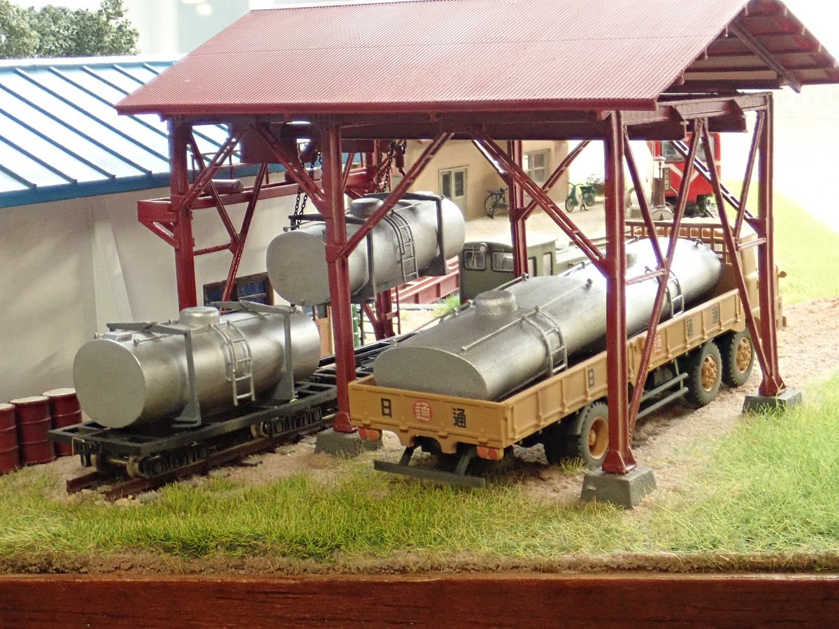 奥行臼にあったこの施設は貨車からタンクのみを吊り上げてトラックの荷台に移動する目的で造られました。しかし作業が大変なのでトラック側にもタンクを積み、高低差を利用してホースで流し込む方式に変更されたそうです。