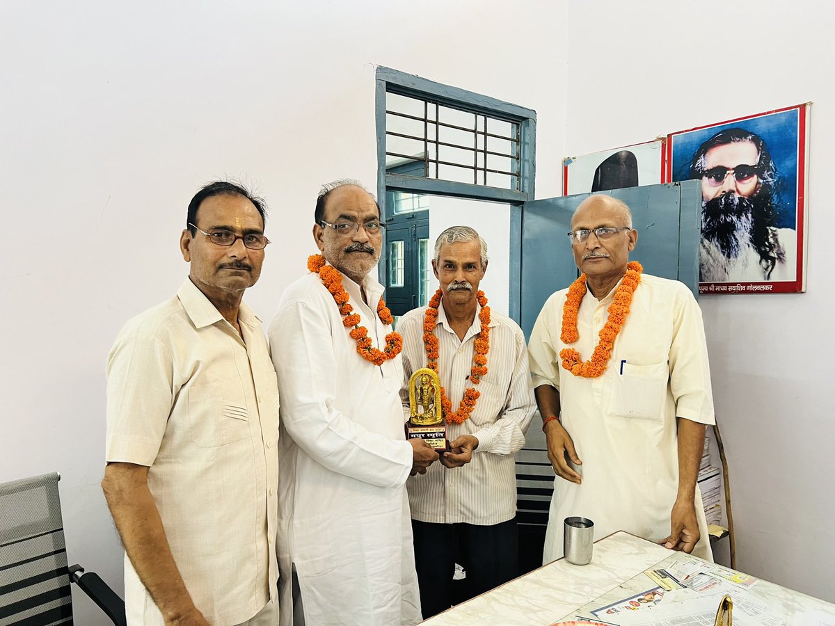 Rajneshmunna's tweet photo. पुवायां सरस्वती विद्या मंदिर इंटर कॉलेज प्राचार्य सोमदेव मिश्रा व प्रबंधक सतीश चंद्र गुप्ता जी से मुलाकात हुई, कॉलेज की तरफ से स्मृति चिन्ह देकर सम्मानित किया गया आप सभी का हृदय से धन्यवाद । @INCIndia @IYC @INCUPEast @INCUttarPradesh https://t.co/8n1SiizwA7