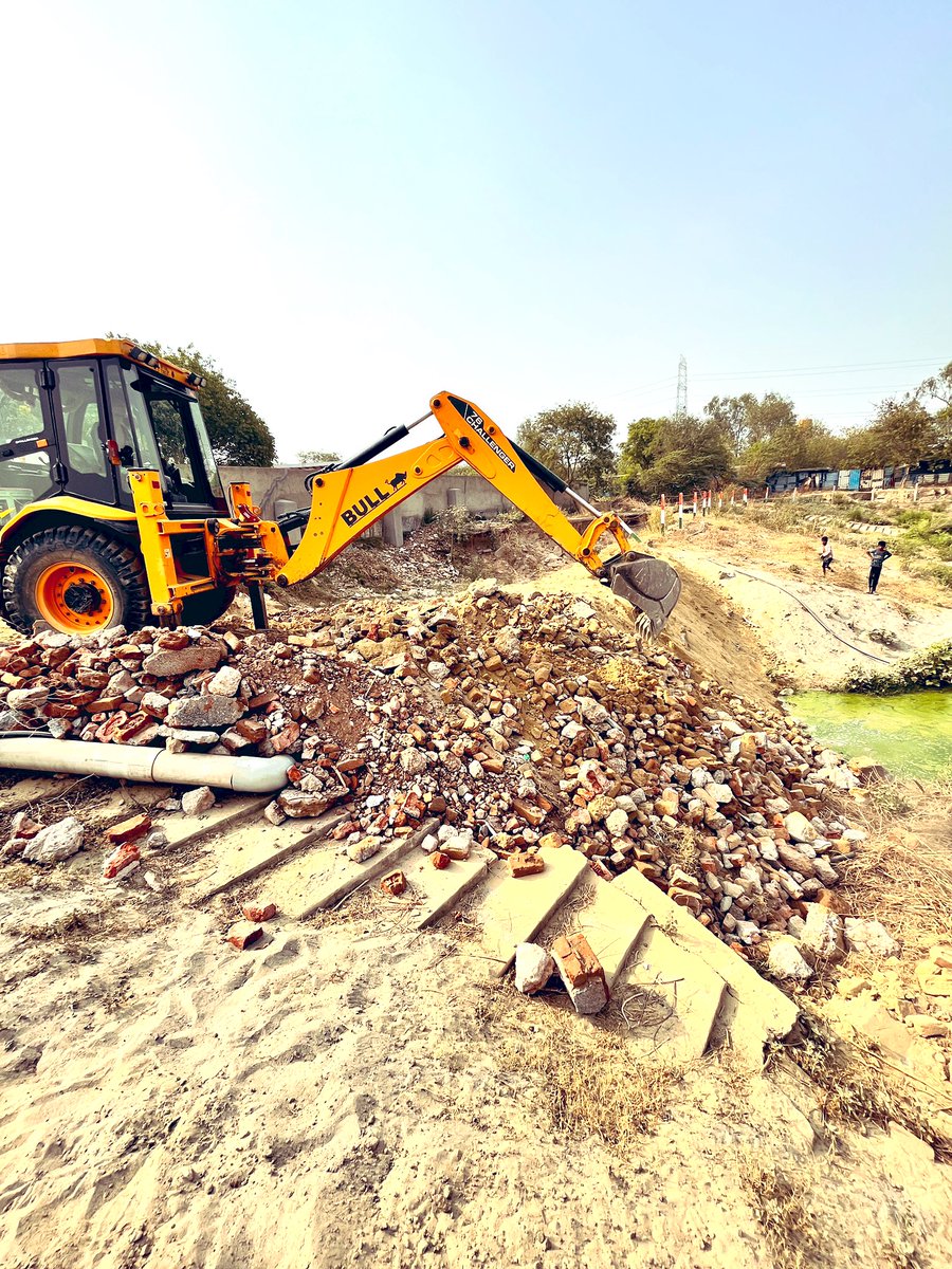 vikranttongad's tweet photo. #GreenAndClean at #AmritSarovar

From #de-weeding &amp; #pathway work to embankment repair &amp; #plantation of aquatic species like #patera, we’re upgrading this former dumping site into a vibrant eco-habitat — thanks to #Coforge, #NoidaAuthority &amp; our team!
#PondRestoration #SAFETrust https://t.co/9KOqUiNJeU