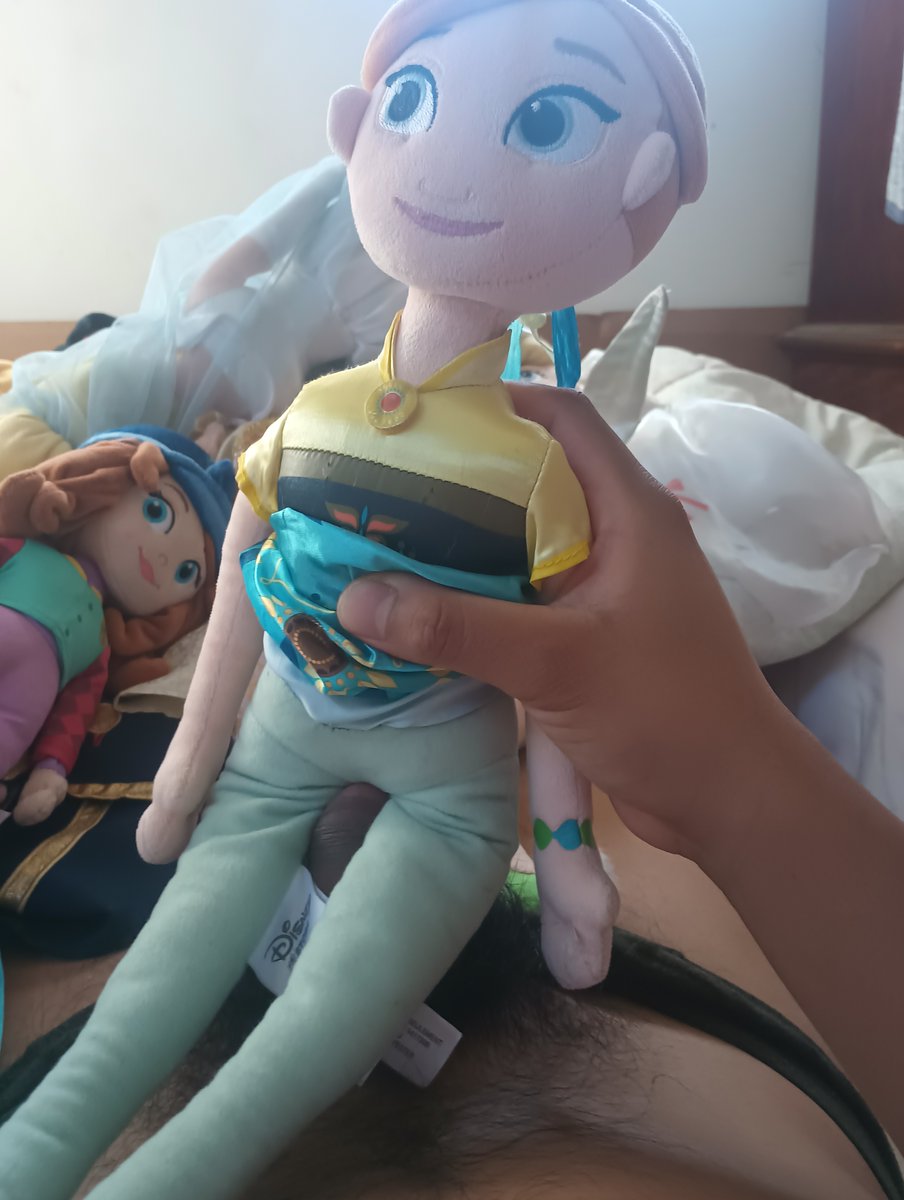 NoePrimo2's tweet photo. Day 18 playing with Anna after yesterday we played with Elsa but she also brought a friend to #plushophilia #plushlover #disneyp https://t.co/qGe5rpMVz0