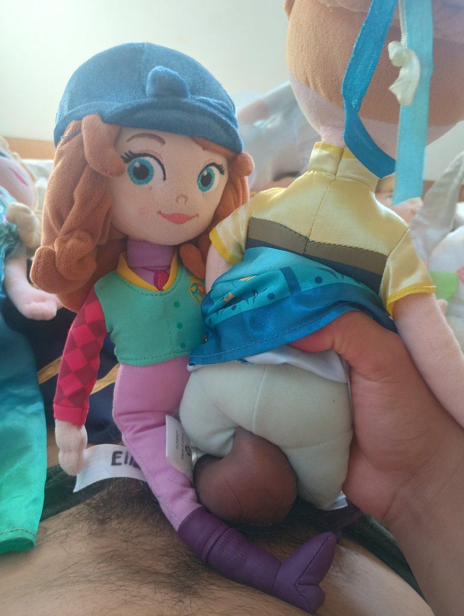 NoePrimo2's tweet photo. Day 18 playing with Anna after yesterday we played with Elsa but she also brought a friend to #plushophilia #plushlover #disneyp https://t.co/qGe5rpMVz0